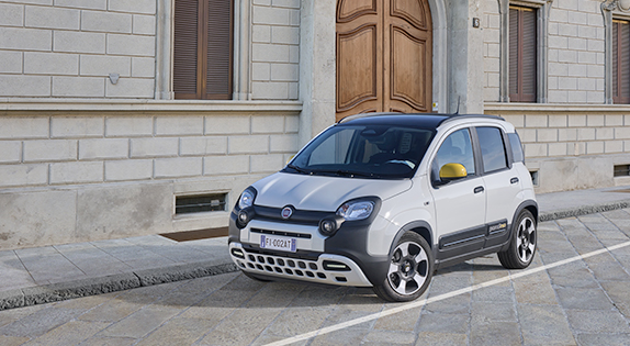 Een Fiat Pandina op straat. Fiat Glass herkalibratieservice
