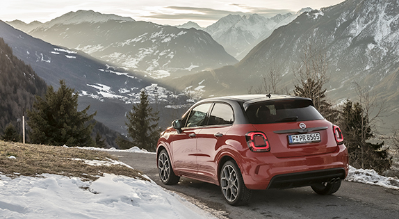 Een Fiat 500X op een bergweg. Fiat voorruitreparatiepakket