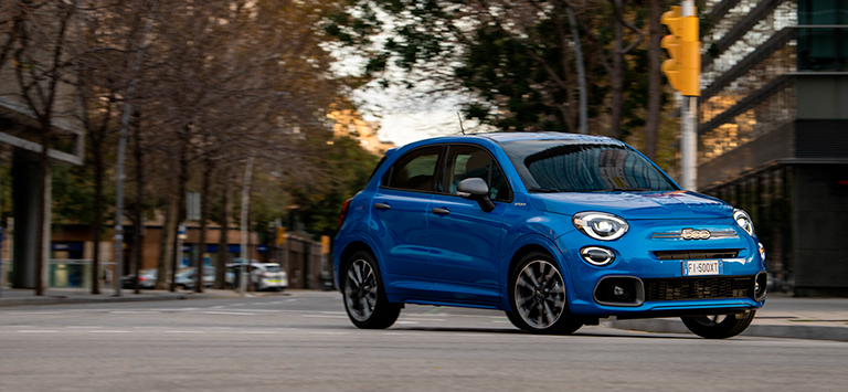 Een Fiat 500X op straat. Fiat Glass pakket