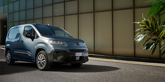 Buitenzijde van de Doblò. Fiat Professional Glass-herkalibratieservice.